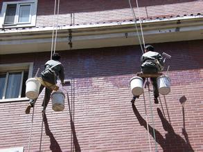 外墻防水——用JS彈性防水漿料混合水泥圖刷到平整的外墻基面 或者使用柔韌型防水涂料涂刷，如果不貼瓷磚，建議做一個簡單的保護層。