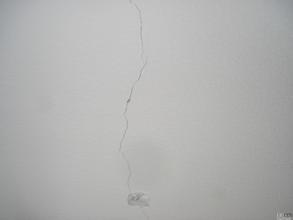 現在有相當數量的樓房（這里主要說明的是混泥土基面的平面屋頂）屋頂漏水，