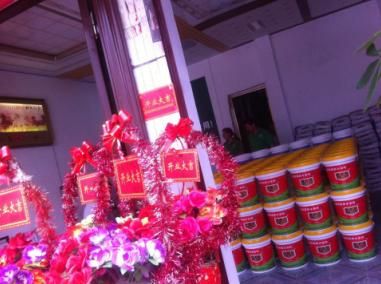 賀喜羅城梁總形象店開業！梁總是歐耐克防水的老客戶，一直是河池宜州的代理，在宜州防水市場具有很強的市場影響力。2015年，梁總加大了在防水方面的投入，在羅城開了一家新的防水店——歐耐克防水羅城形象店。